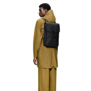 Schwarzer, minimalistischer Mini-Regenrucksack für Damen und Herren mit elegantem, rechteckigem Design, Klappverschluss und wasserdichtem Material