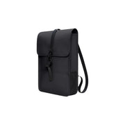 Rains Unisex-Mini-Rucksack in Schwarz mit elegantem, mattem Finish und verstellbarem Schultergurt, von der Rückseite gesehen
