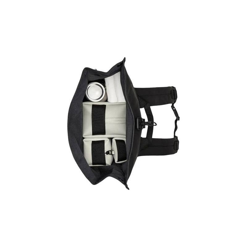Schwarzer Unisex-Rucksack mit Rollverschluss, verstellbaren Trägern und grauem Polyester-Innenfutter, Platz für Thermoskanne und gepolsterte Einsätze.