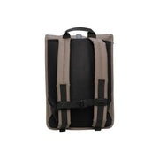 Hellbrauner minimalistischer Rucksack mit schwarzem Netzrücken und verstellbaren Trägern aus der grauen Unisex-Polyesterkollektion von Rains.