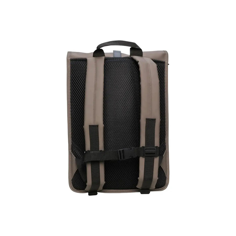 Hellbrauner minimalistischer Rucksack mit schwarzem Netzrücken und verstellbaren Trägern aus der grauen Unisex-Polyesterkollektion von Rains.