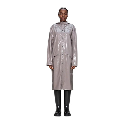 Ein eleganter, metallisch-grauer Polyester-Regenmantel mit glänzender Oberfläche und Knopfleiste vorne aus der Rains Women Lilac Kollektion.