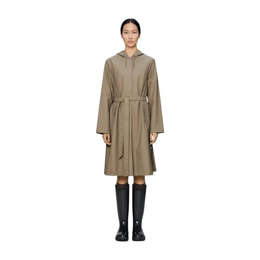 Ein taupefarbener, langer Trenchcoat aus Polyester mit Kapuze, Taillengürtel und langen Ärmeln aus der Damenkollektion von Rains.