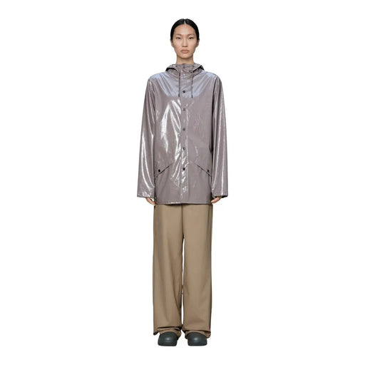 Ein eleganter, metallisch-grauer Regenmantel mit glänzender Oberfläche und Knopfverschluss, im Stil eines lila Polyester-Blazers mit Kapuze.