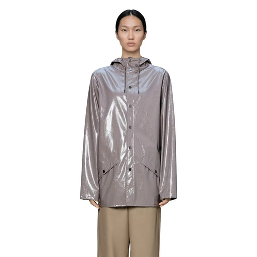 Ein eleganter, metallisch-grauer Damen-Regenblazer aus Polyester mit Kapuze, glänzender Oberfläche und schwarzen Knopfverschlüssen.