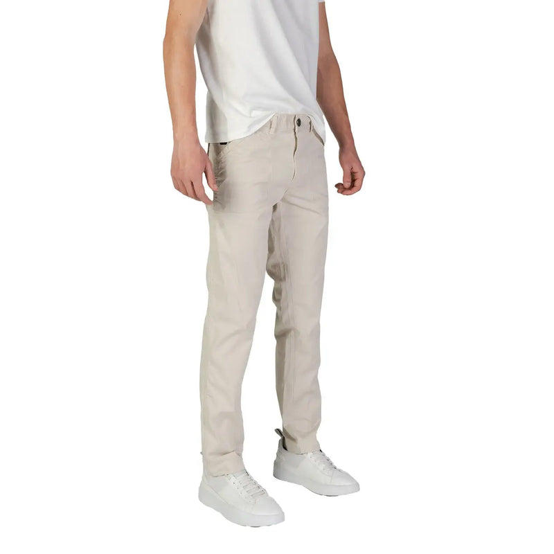 Beige, schmal geschnittene Chino-Hose aus Baumwolle mit dezenten Bügelfalten aus der Herbst-/Winterkollektion von Refrigiwear für Herren.