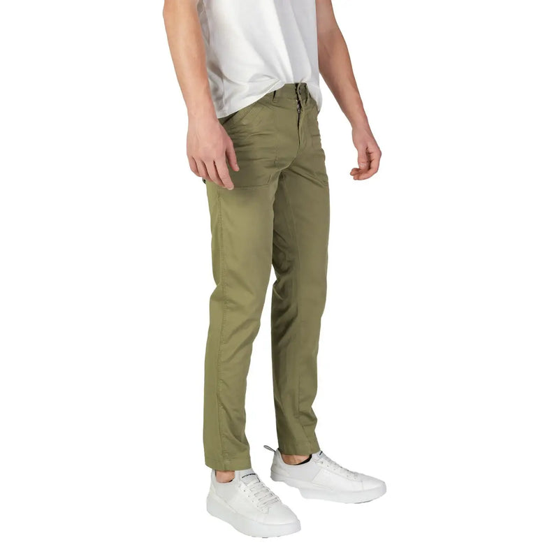 Olivgrüne, schmal geschnittene Chino-Hose aus Baumwoll-Stretchgewebe von refrigiwear für Herren, von hinten gesehen
