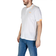 Refrigiwear Poloshirt für Herren in Weiß mit orangefarbenem Kragen und Ärmelbündchen sowie Logo-Patch auf der Brust, Vorderansicht