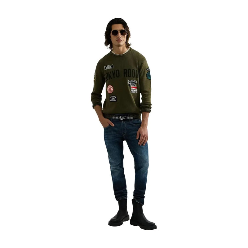 Replay Baumwollpullover für Herren in Olivgrün mit mehreren Aufnähern und gesticktem Text, Vorderansicht