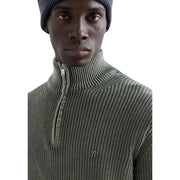 Replay Baumwollpullover für Herren in Olivgrün mit geripptem Halbreißverschluss und gesticktem Logo auf der Brust, Vorderansicht