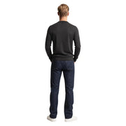 Schwarzer, langärmeliger Rundhalspullover von Replay Jeans für Herren, kombiniert mit dunkelblauen Jeans, Vorderansicht