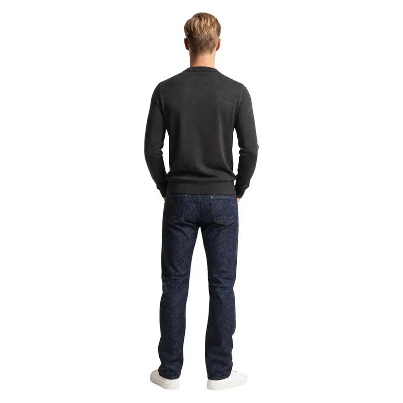 Schwarzer, langärmeliger Rundhalspullover von Replay Jeans für Herren, kombiniert mit dunkelblauen Jeans, Vorderansicht