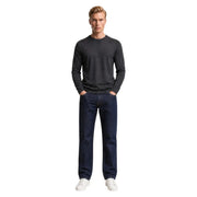Replay-Jeans für Herren in Marineblau mit geradem Bein, getragen vom Model mit einem dunkelgrauen Rundhalspullover