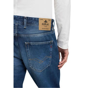 Replay Jeans MA972 für Herren aus blauem Denim mit hellbraunem Leder-Markenpatch und goldenen Ziernähten, Rückansicht
