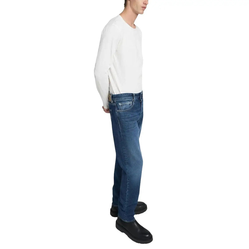 Replay Jeans MA972 für Herren aus mittelblauem Denim mit Fünf-Taschen-Design und dezenter Auswaschung an den Oberschenkeln, Vorderansicht
