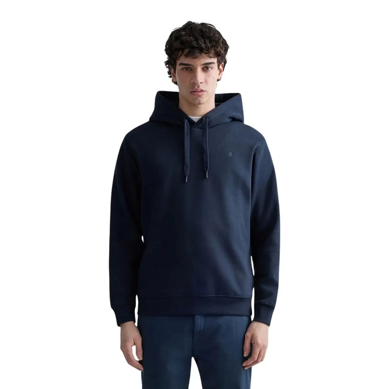 Replay Herren-Sweatshirt, schwarz, aus Baumwollfleece, mit marineblauer Kapuze, Kordelzug und kleinem, auf die Brust gesticktem Logo.