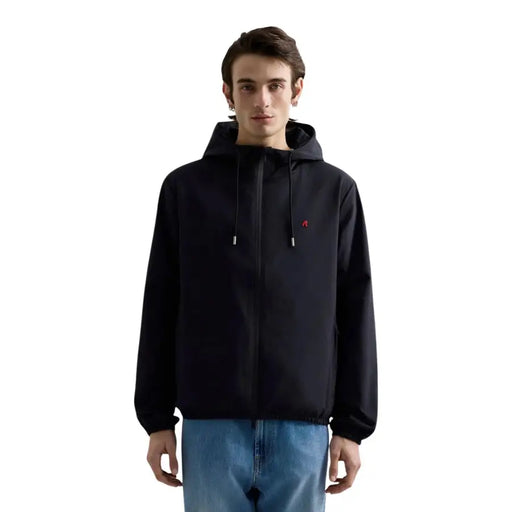 Replay Herrenblazer, schwarze Kapuzenjacke aus Polyester mit dezentem rotem Logo und silbernen Reißverschlussanhängern, normale Passform