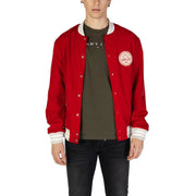 Rote Tommy Hilfiger Collegejacke mit weißem Besatz und rundem Logo-Patch, kombiniert mit einem roten Replay Herrenblazer mit Reißverschlusstaschen vorne.