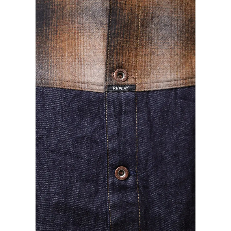 Eine blaue Baumwoll-Denim-Blazerjacke mit Reißverschluss und einem zweifarbigen braun-grau karierten Hemd mit Knopfleiste.