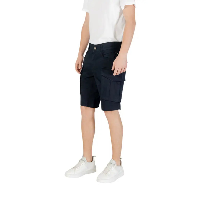 Schwarze Cargoshorts mit weißen Sneakers und einem schlichten t-shirt.