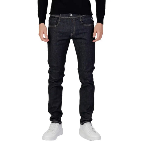 Replay Herren-Jeans aus dunkelblauem, schmal geschnittenem Denim mit weißen Ziernähten, Reißverschluss und Knopfverschluss.