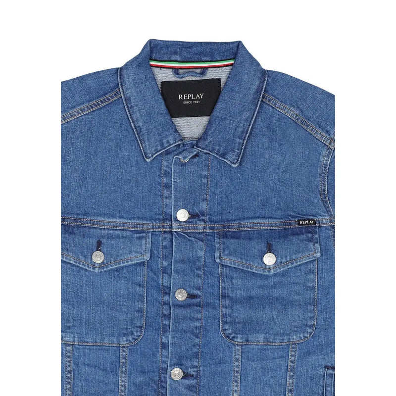 Replay Herren-Jeansjacke in Blau mit silbernen Knöpfen, schwarzem Markenlabel, Rundhalsausschnitt und Vordertaschen