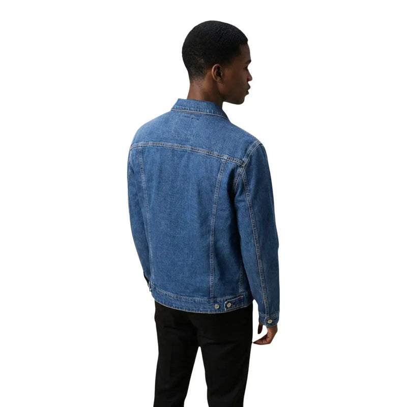 Replay Herrenjacke aus klassischem, mittelblauem Denim mit Rundhalsausschnitt, Vordertaschen, klassischer Naht und geknöpften Manschetten