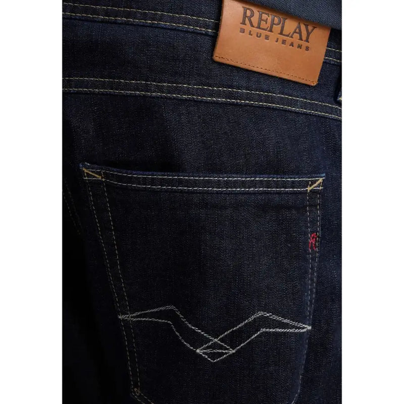 Dunkelblaue Replay Herrenjeans aus Denim mit braunem Leder-Markenpatch und weißer Zickzacknaht an der Gesäßtasche, Frühling/Sommer