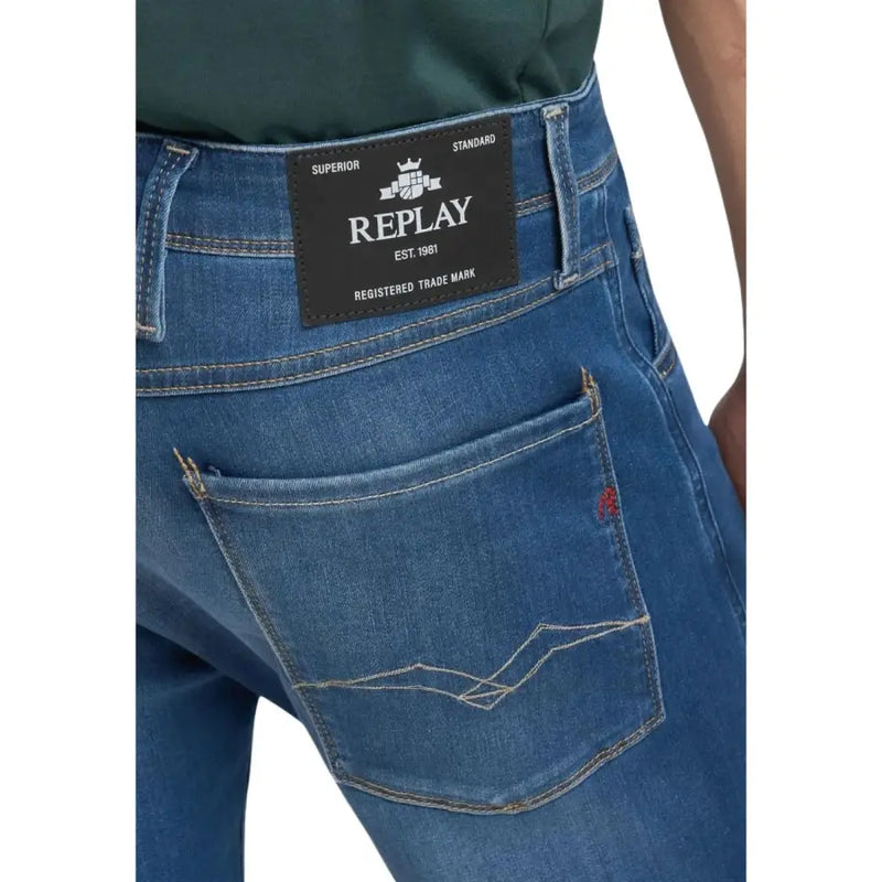 Rückansicht einer blauen Replay Herrenjeans in Slim Fit mit schwarzem Markenlabel und weißen Ziernähten an der Gesäßtasche.