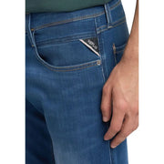 Rückseite der Replay Herrenjeans, blauer Slim-Fit-Denim mit dezenter Waschung und dreieckigem Markenetikett an der Tasche, Frühling/Sommer