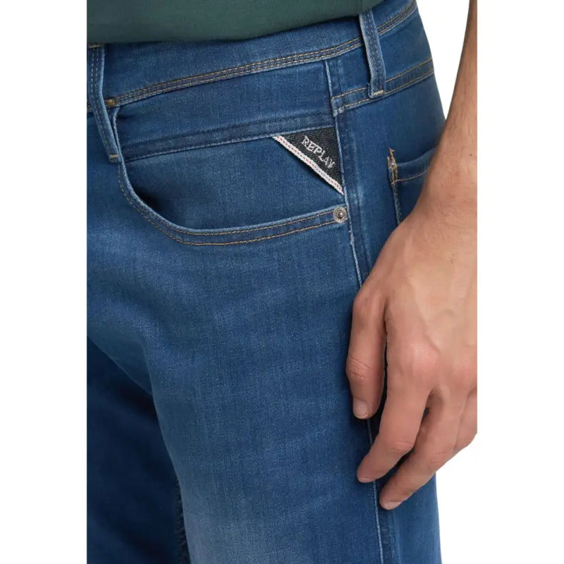 Rückseite der Replay Herrenjeans, blauer Slim-Fit-Denim mit dezenter Waschung und dreieckigem Markenetikett an der Tasche, Frühling/Sommer