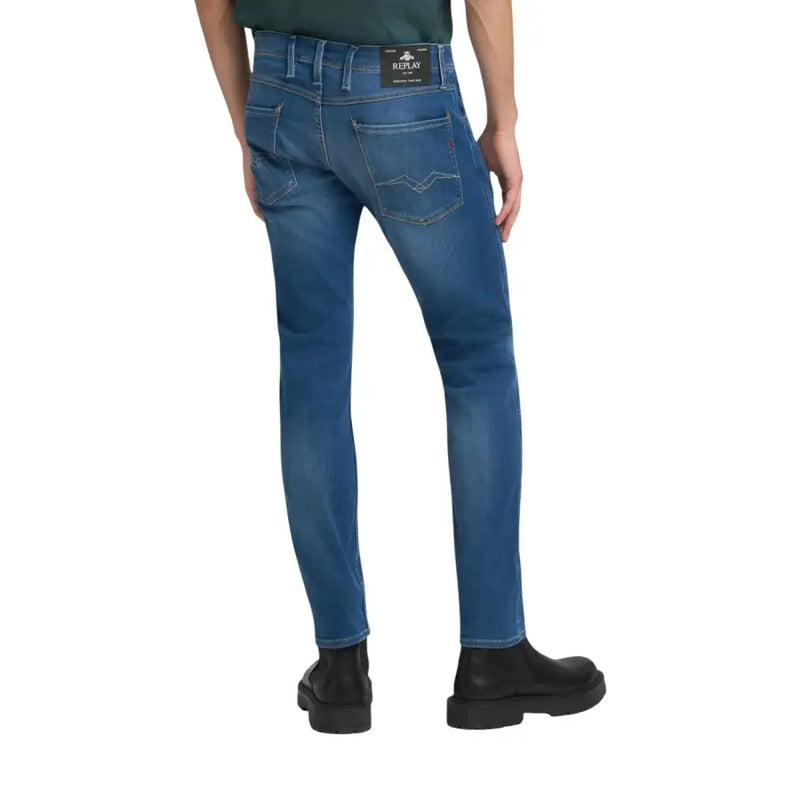 Rückseite einer blauen, schmal geschnittenen Replay Herrenjeans mit dezenter Waschung und klassischer Passform sowie Markenlabel am Bund