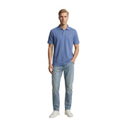 Ein Mann trägt ein hellblaues, kurzärmeliges Poloshirt und dazu eine hellblaue, normal geschnittene Slim-Fit-Jeans aus Baumwollstretch von Replay.