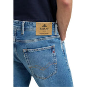 Rückseite der hellblauen Replay Herrenjeans aus Denim mit hellbraunem Leder-Markenpatch und goldener Ziernaht an der Tasche