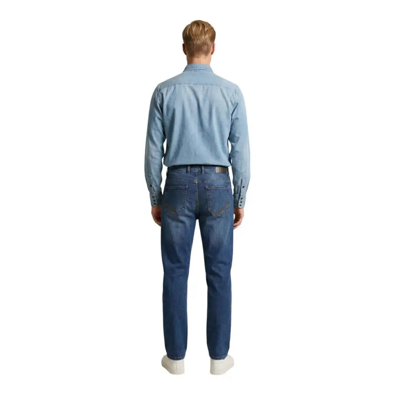 Das Herrenhemd von Replay wurde mit einer blauen Jeans mit klassischem geradem Bein und dezenten Waschungsdetails kombiniert.