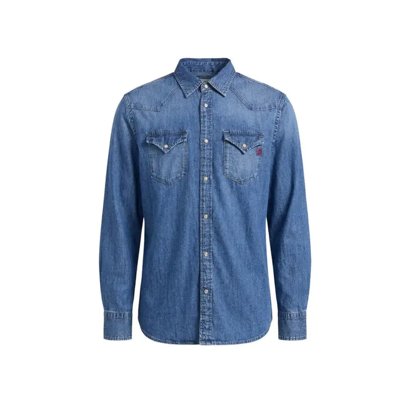 Replay Herrenhemd aus blauem Denim, langärmelig, mit Knopfleiste, zwei Brusttaschen und kleinem roten Logo auf der linken Tasche.