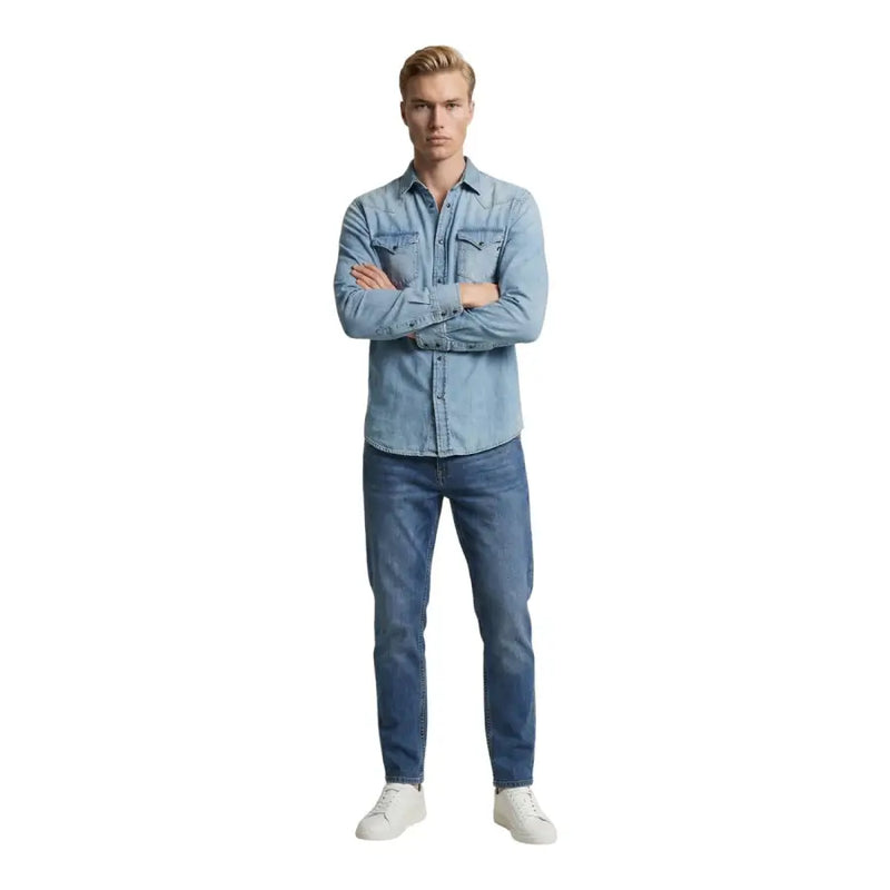 Replay Herrenhemd aus hellblauem Denim mit zwei Brusttaschen und Knopfleiste, kombiniert mit dunkelblauen Jeans