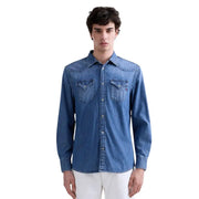 Replay Herrenhemd aus blauem Denim, langärmelig, mit Knopfleiste, zwei Brusttaschen und dezentem Markenlogo auf der linken Tasche.