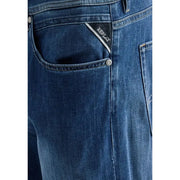 Rückseite der Replay Herren-Jeans mit geradem Bein aus dunkelblauem Stretch-Baumwoll-Denim mit dezenter Waschung und Markenaufnäher an der Gesäßtasche.
