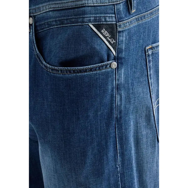 Rückseite der Replay Herren-Jeans mit geradem Bein aus dunkelblauem Stretch-Baumwoll-Denim mit dezenter Waschung und Markenaufnäher an der Gesäßtasche.