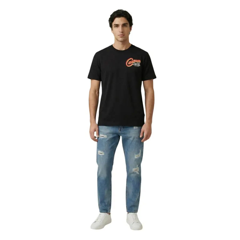 Wiederholungsmänner t-shirt Schwarzes Kurzarmhemd mit rot-weißem Logo auf der Brust für die Freizeit.