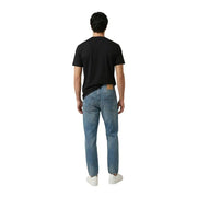 Wiederholungsmänner t-shirt kombiniert mit hellen Jeans aus Denim mit klassischem Fünf-Taschen-Design und Lederpatch am hinteren Bund