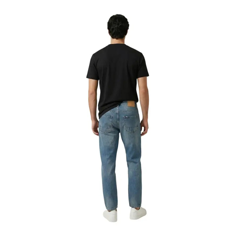 Wiederholungsmänner t-shirt kombiniert mit hellen Jeans aus Denim mit klassischem Fünf-Taschen-Design und Lederpatch am hinteren Bund