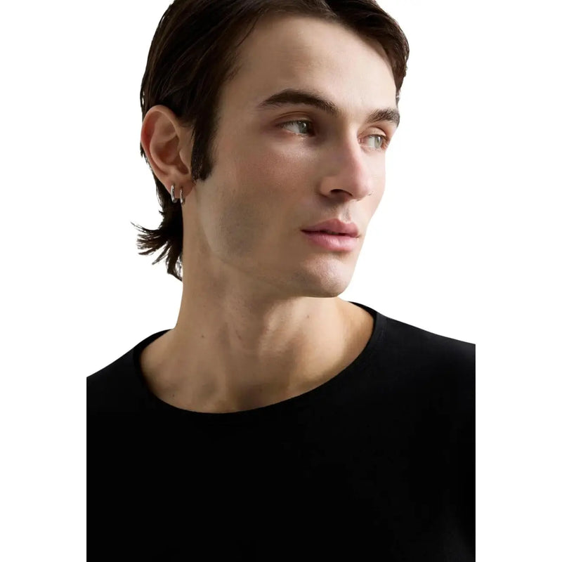 Schwarzes Herren-Langarmshirt aus Baumwolle von Replay mit Rundhalsausschnitt im klassischen Casual-Design.