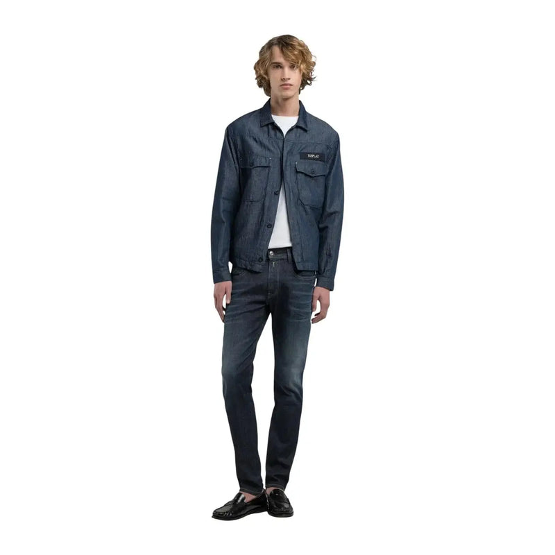 Replay Slim-Fit-Jeans, Anbass Herren-Jeansjacke in Dunkelblau mit zwei Brusttaschen und schwarzem Logo-Patch, Vorderansicht
