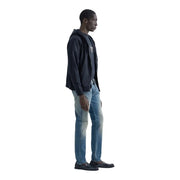 Replay Slim-Fit-Jeans von Anbass für Herren aus hellblauem Denim, getragen vom Model mit marineblauem Kapuzenpullover mit Reißverschluss, Vorderansicht