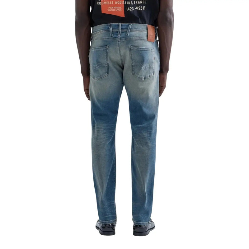 Replay Slim-Fit-Jeans von Anbass für Herren aus mittelblauem Denim mit Used-Look und braunem Lederpatch (Vorderansicht)