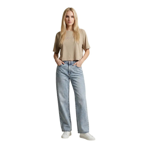 Hellblaue Jeans mit geradem Bein und klassischen Nähten, kombiniert mit einem beigefarbenen, kurzen Baumwoll-T-Shirt von Replay für Damen mit Rundhalsausschnitt.