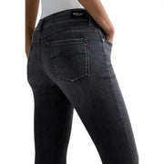 Schwarze Replay Damen-Jeans aus Denim in Slim-Fit-Passform, dunkelgrauem Stoff mit dezenter Waschung und Reißverschlusstasche.