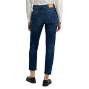 Replay Damen-Jeans aus blauem Denim mit dunkelblauem, geradem Bein und braunem Leder-Markenpatch am Bund und an den Vordertaschen.
